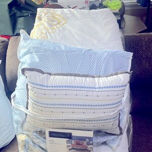 Martha Stewart Queen size comforter set with accent pillows